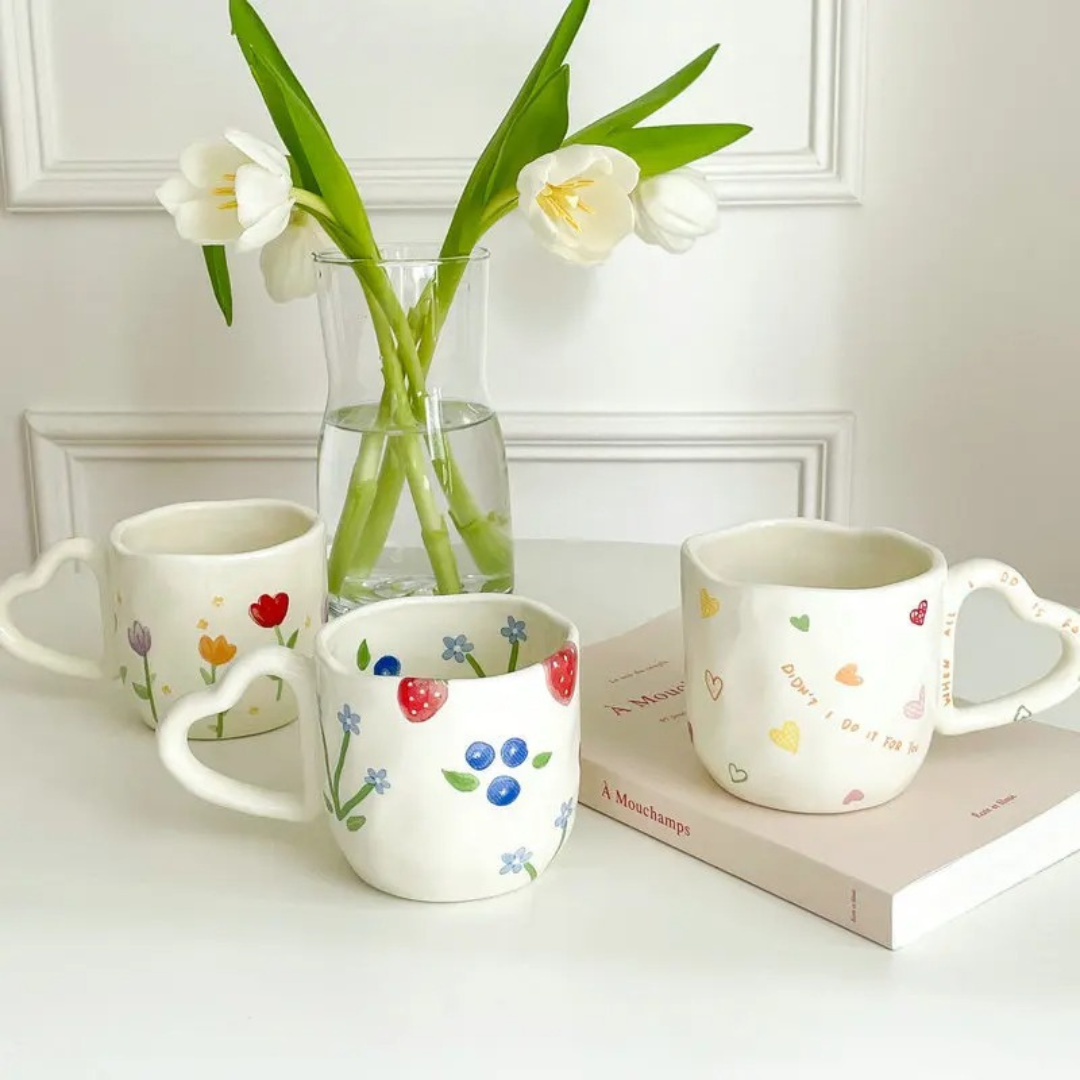 Caneca em Cerâmica com Alça de Coração Pintada à Mão