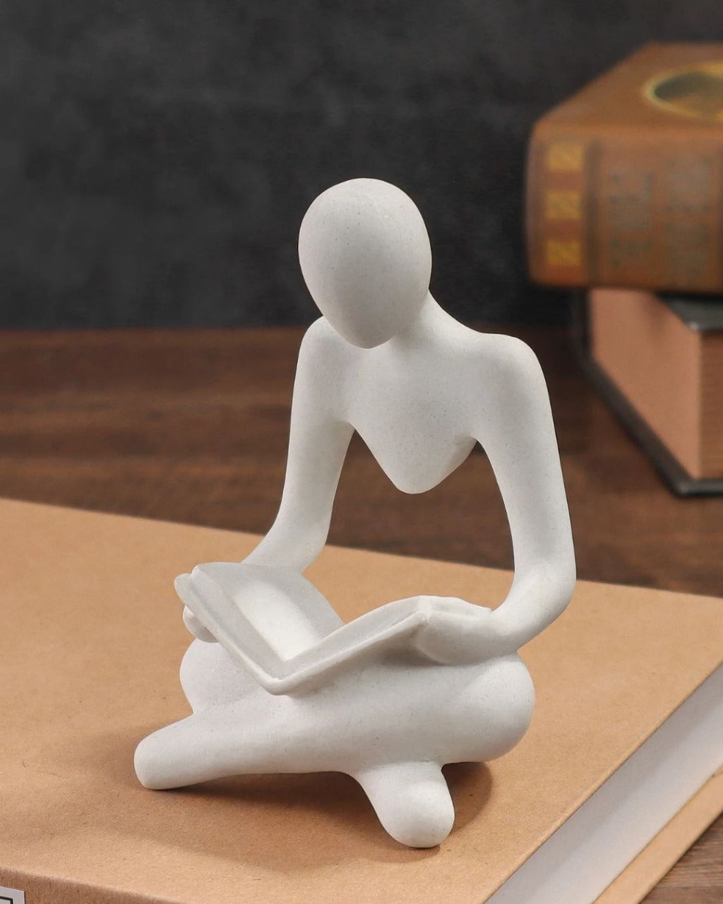 Escultura de Leitor Sentado em Resina Decoração para Estante Sala ou Escritório