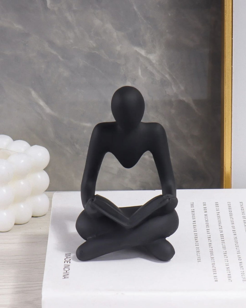 Escultura de Leitor Sentado em Resina Decoração para Estante Sala ou Escritório